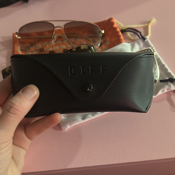 Lot of 3 designer sunglasses - Picture 6 of 6